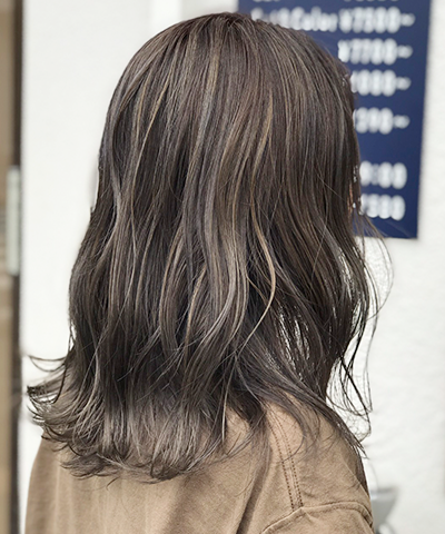 ツヤと潤いを保つ透明感カラー